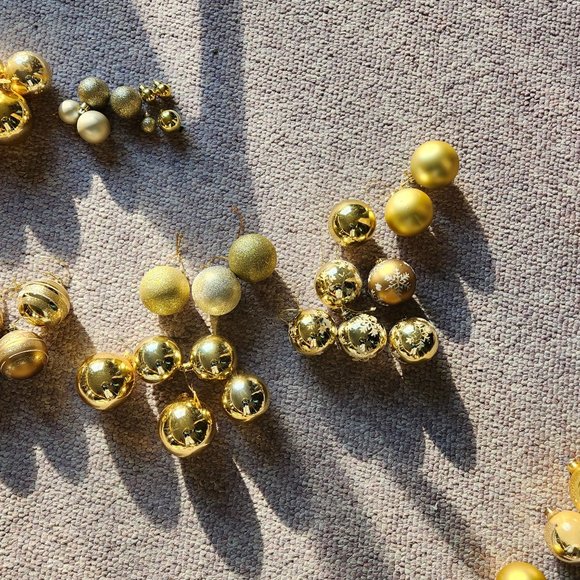 Christmas Tree Balls Ornaments - Picture 1 of 8